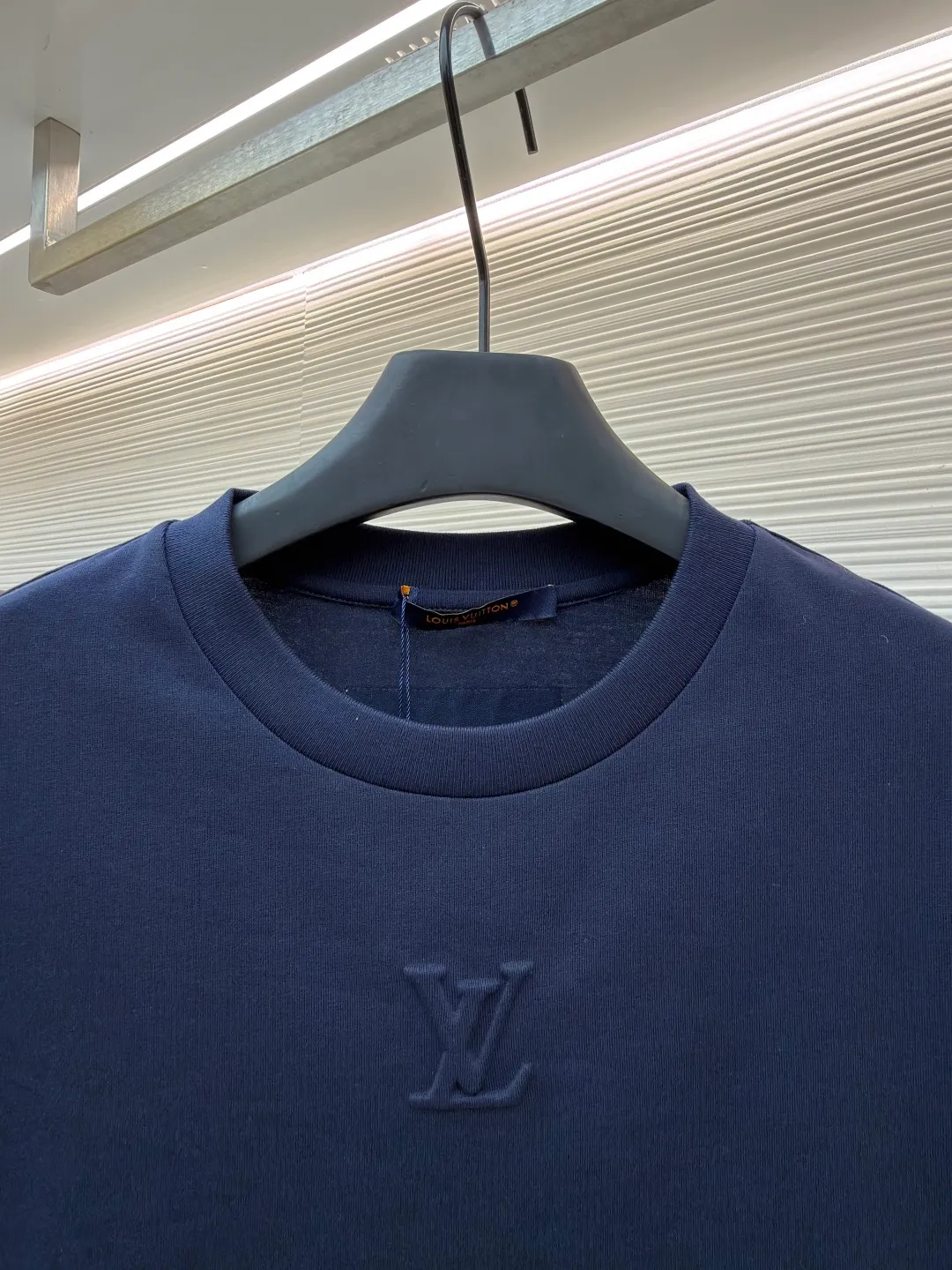 LOUISVUITTON embossed small label T-shirt ●Authentic product: 4989. Purchased and developed ●Item number: 1682264-A00 ●Fabric: pure cotton fabric ●Technology: embossed production ●Version: fitted version ●Weight: about 305 grams ●Size: XS-S-M-L ●Description: Fabric is 40S/2 Double-strand smooth cotton plain weave, dust-free wool processing; matching 40s single-strand combed cotton, 280g cylindrical machine rib. The front panel is stamped and filled. After low-temperature stamping with a steel stamp, the inside is filled with foam cotton. The bottom surface is directly sealed with low-temperature hot melt glue at 80 degrees Celsius. The integrated machine operation makes the relief pattern three-dimensional and full and stylish. High-quality products require natural and beautiful products. The overall wiring is straight and delicate, the fabric is comfortable and soft, and the color is consistent without color difference. It can be matched with the same style to create a fashionable look and control various occasions. Customized accessories, complete with three standards, same style for men and women!